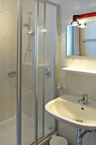 Elegante appartamento per 13 persone con WIFI, TV e balcone - Image 4