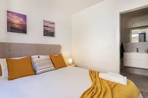 Holiday Home 'Do Porto' with Sea View, Balcony and Wi-Fi - Image 5