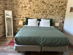 Beautiful 3 bedroom property, with private courtyard and garden - Image 3