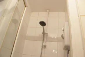 Opulent Studio Flat in City Centre w/ FREE WIFI - Image 4