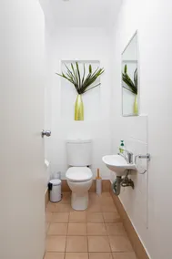 3 minutes walk to pet friendly Pippi Beach and a 10 min walk into town. - Image 5