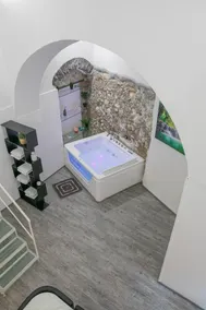 Salerno City Center, 100 meters from the sea, artistic lighting, hot tub. PERFECT - Image 4