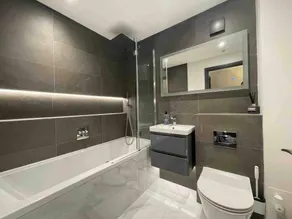 Modern 1 Bed Apartment - Image 3
