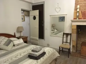 Glorious riverside town apartment with private garden overlooking La Dordogne . - Image 4
