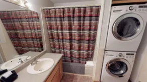 Les clients adorent la commodité de cette cabine de luxe en ville. Il est situé à environ 1/4 mile du chai - Image 4