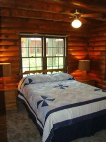 Lakefront Log Home auf 1. 5 Gated Acres W / 130 Sixty Foot Oaks! - Image 3