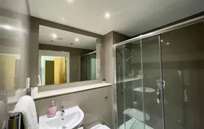 STUNNING 2 BED/2 BATH IN TOWN CENTRE & PARKING! - Image 3