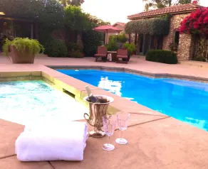 Studio King au bord de la piscine avec entrée privée dans le vignoble - Image 3