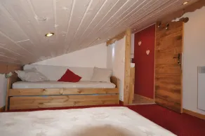 Duplex with Savoyard chalet decoration, ski-in/ski-out, 6 persons - Image 5