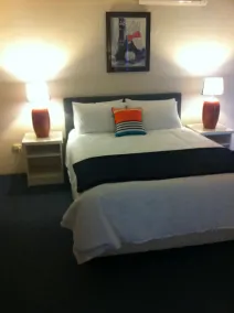 Spacious 2 bedroom air conditioned 500 M. to Beach/Hastings Street - Image 3