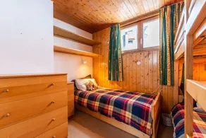 7 lits, 3 chambres, 2. 5 salles de bain, immense balcon, 30m des pistes, calme, 1km ville - Image 2