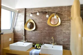 Moradia de pedra natural com 2 quartos em localização privilegiada, com piscina e jardim - Image 4