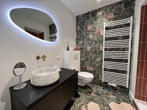 Beautifully renovated home with 5 large bedrooms and 4 bathrooms - Image 5