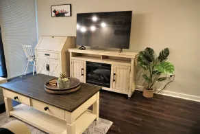 Executively Appointed Condo, w/resort amenities, IND GAR, Pool, Gym+ Biz Lounge - Image 2