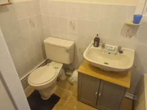 Villa Sleeps 4 with Free Parking - Image 2