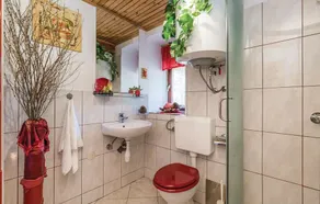 Pet Friendly Home In Lic - Image 2