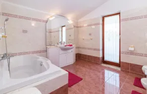 Stunning Home In Pula - Image 3
