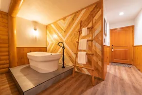 Baker Creek | Jacuzzi Suite - Image 4