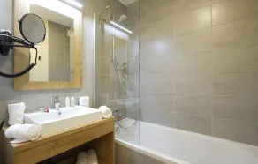 Wifi, 50m from ski slopes, fitness, swimming pool, sauna, hammam, balcony, parking, tv, ski locker - Image 2