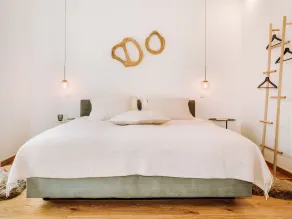 FISCHER:IN Vacation Rental in Ummanz. Panoramic sauna with a stunning view of the water. Spacious sun deck for relaxing vacation moments. The ultimate in sleeping comfort with box-spring beds. Insect Screen - Image 5