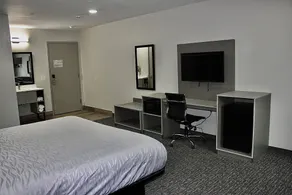 Hummingbird Hotel - Image 5