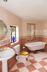 Majestic 17th-century castle in stunning Somerset countryside. Pet friendly. - Image 2