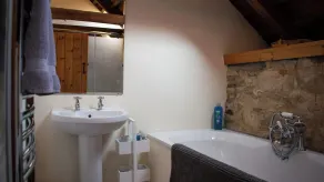Grade II Listed 16th-Century Barn Near Cotswolds & Oxford - Image 2