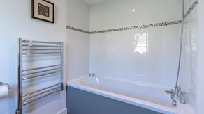 The Old Barn, Witney - sleeps 6 guests in 3 bedrooms - Image 4