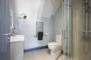 Appartement-Standard-SDB privée avec douche-Vue sur Rue-Ground Floor - Image 3