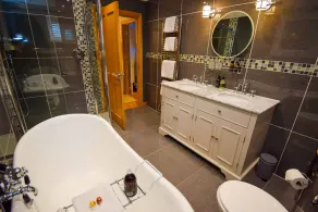 Outlander Luxury Hideaway - sleeps 2 guests  in 1 bedroom - Image 4