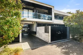 Bright 1BR Apartment Near Maribyrnong River - Image 5