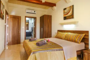 Private Villa with Indoor Heated Jacuzzi - Image 4