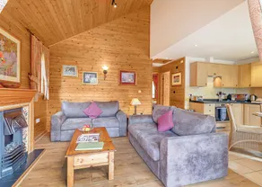 Superb lodge with one master double and one twin. - Image 5