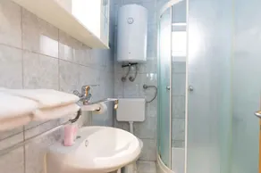 Holiday apartment with air conditioning and sea view - Image 3