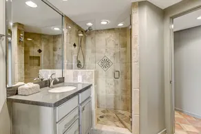 Upscale,  newly furnished, single level end unit, with 180 degree view - Image 5