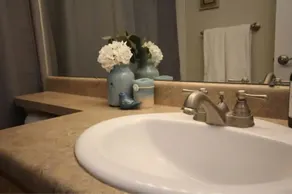 Upscale 2-bedroom with onsite parking. - Image 4