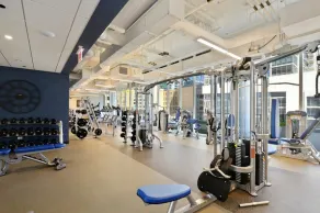 Hip South Loop Studio w/ Lounge, Pool & Gym near Grant Park, by Blueground - Image 4