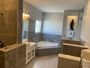LARGE 3000 sq. ft Newly Renovated Upstairs Loft - Ideal Families & Friend - Image 4