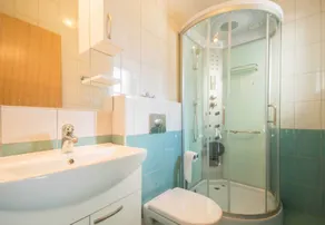 Spacious, luxurious, warm and beautiful. Pet Friendly! - Image 3