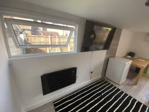 Modern Cosy Room Close to city centre Free Parking   - Image 3