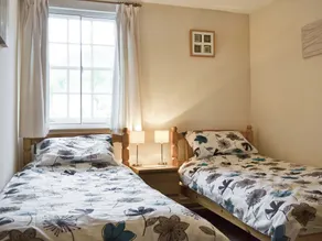 2 bedroom accommodation in Cromford - Image 4