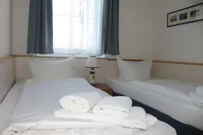 Die Wohnung Verfügt Über 1 Wohnraum mit Wlan, Sat-tv und Offener Küche, 1 Schlafzimmer, 1 Badezimmer mit Dusche, WC und Fußbodenheizung; Eine Süd-terrasse mit Gartenmöbeln und Meerblick. Im Keller Befinden Sich Eine Münz-waschmas - Image 3