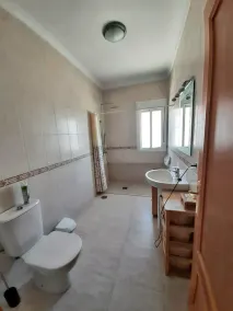 Villa entièrement équipée avec barbecue, terrasse et piscine privée | Vue jardin - Image 2