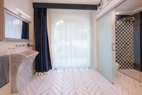 Luxury Apartment with Garden and Pool - Image 2