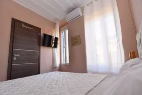 Charming Samos Escape With Jacuzzi and Private Balcony - Image 5