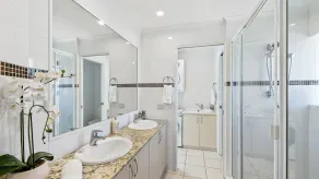 Beautiful unit on the canal at Noosa Sound. Unit 8 - Image 2