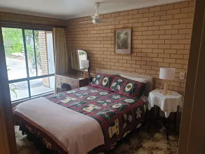 Spacious house 2 min walk from town and backs onto Ovens River - Image 5
