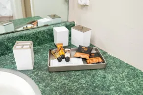 Near Rapides Med 🏥 |King Bed 🛏| 55\" TVs🖥 - Image 4