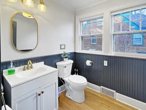 Spacious and bright 3-bedroom duplex unit with private entrance, full kitchen, washer/dryer, and off-street parking. Perfect for families, couples, or business travelers near Drake University. - Image 4