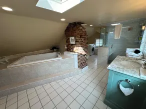 Unique 3rd Floor Loft 1 Queen Bed/ 1 Twin Bed/ 1 Bath/ Pullout Sofa/ Dog Friendly - Image 3